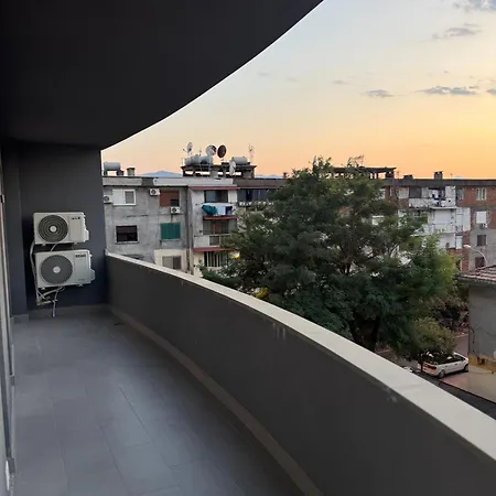 Gray & White Escape - Apartment Shkoder