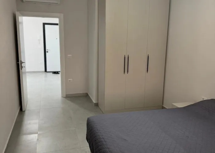 Gray & White Escape - Apartment Shkoder