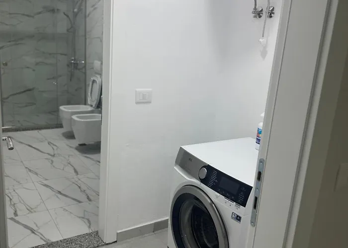 Gray & White Escape - שקודר