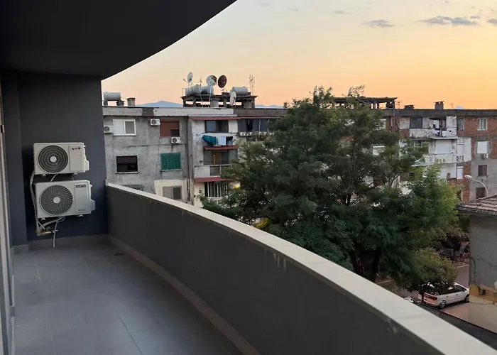 Gray & White Escape - Apartment Shkoder